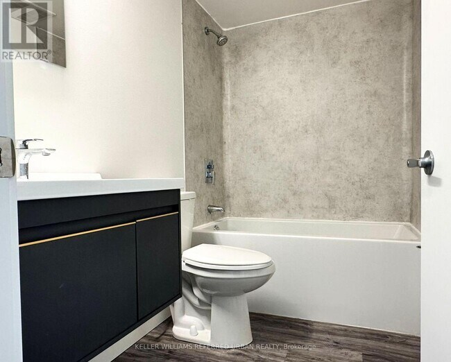 Photo du bâtiment - 325 University Ave W