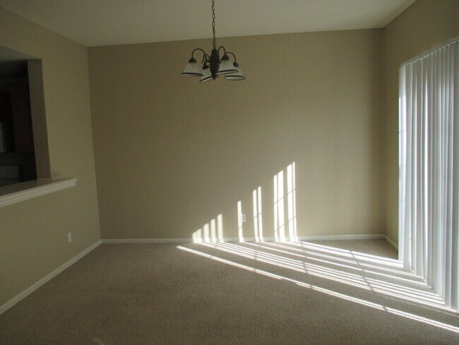 Foto del edificio - Spacious Townhome!