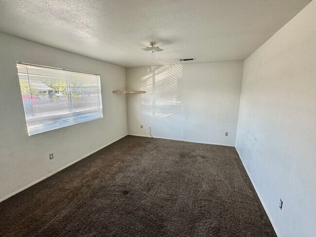 Foto del edificio - Cozy Apartment in Wasco Awaits Your Arrival!