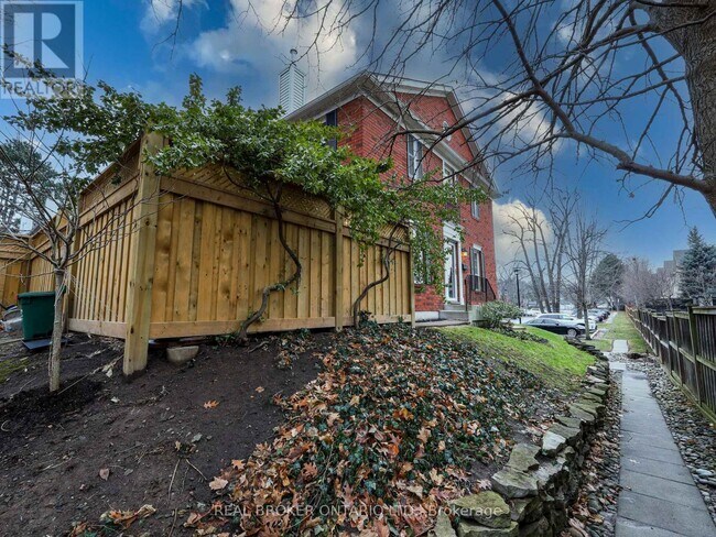 Photo du bâtiment - 2390 Woodward Ave