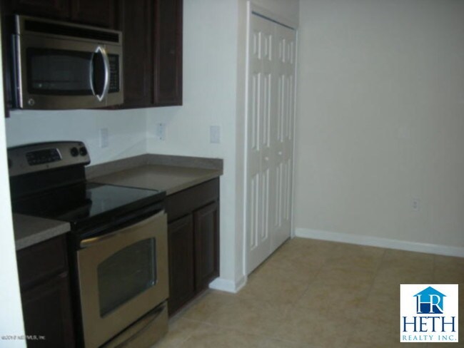 Building Photo - Ideal Location!