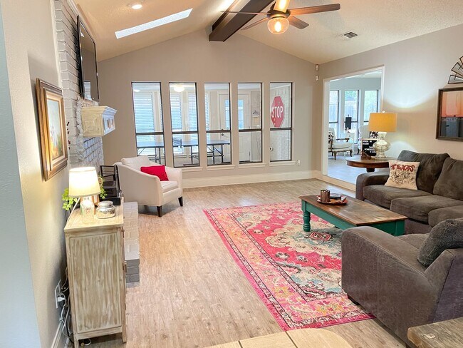 Building Photo - Large, Recently Remodeled 3/2/2 on the Sou...