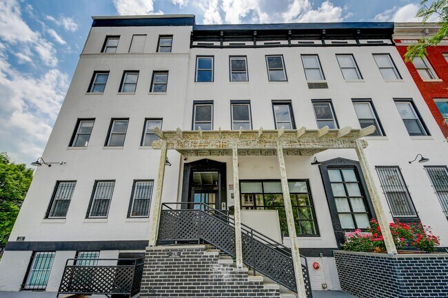 Building Photo - 231 E North Ave