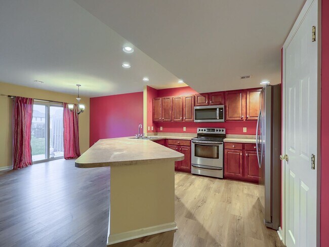 Building Photo - Spacious 3 Bedroom Townhome