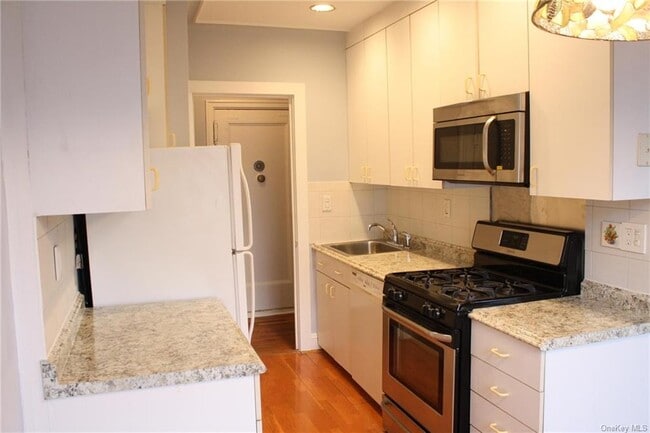Building Photo - 11 Greenridge Ave