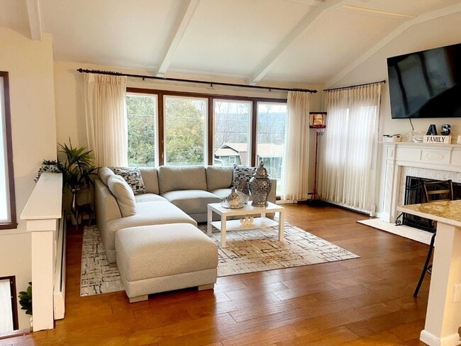 Building Photo - 8 Lawson Ct