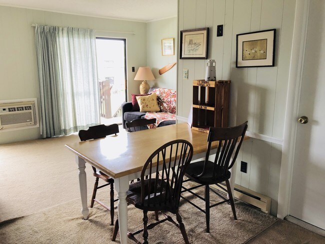 Bright dining area - 502 Bayshore Dr