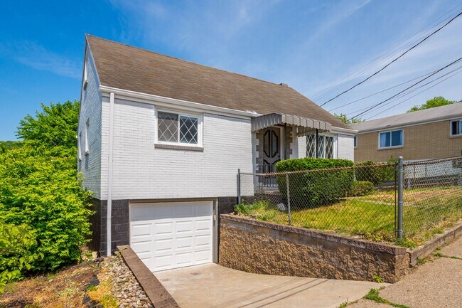 Building Photo - GORGEOUS, SLEEK MCKEES ROCKS 4 BEDROOM 1.5...