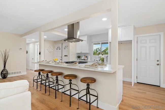 Foto del edificio - Just Listed! Stunning 4BR/2BA Fully Renova...