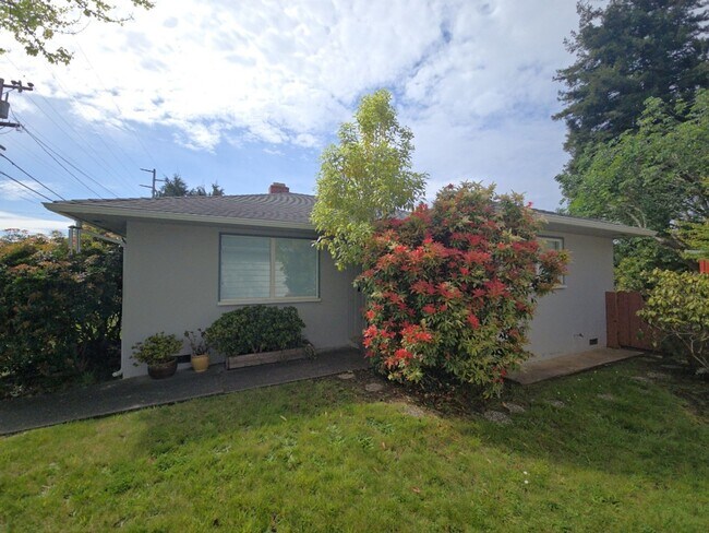 Foto del edificio - 3BD/2BA Eureka home is close to Sequoia Park, boasts infrared sauna!