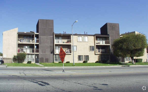 Foto del edificio - 1651 E Imperial Hwy