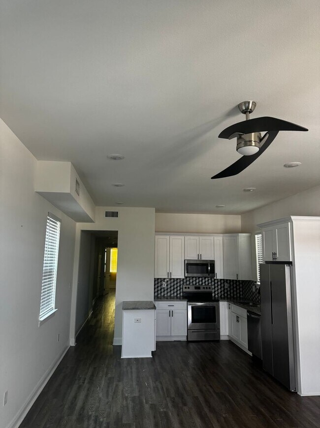 Foto del edificio - Step into this stunningly crafted duplex in Harrison Ave!