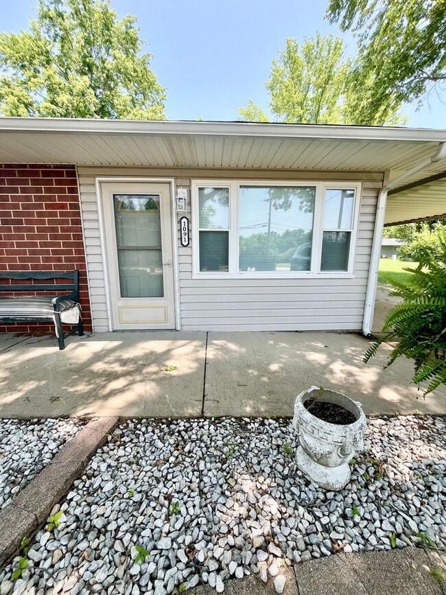 Building Photo - Duplex | 1 Bed | 1 Bath