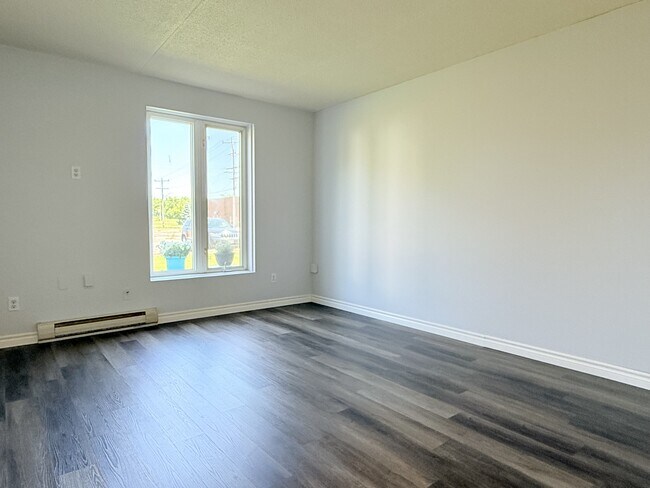 Building Photo - 4 Dufferin St