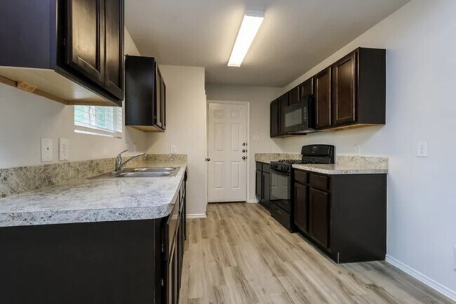 Foto del edificio - 2700 Madison Ct