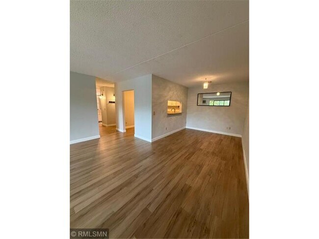 Foto del edificio - 10511 Cedar Lk Rd S
