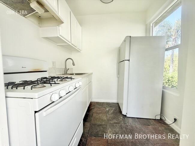 Building Photo - 858 N La Fayette Park Pl