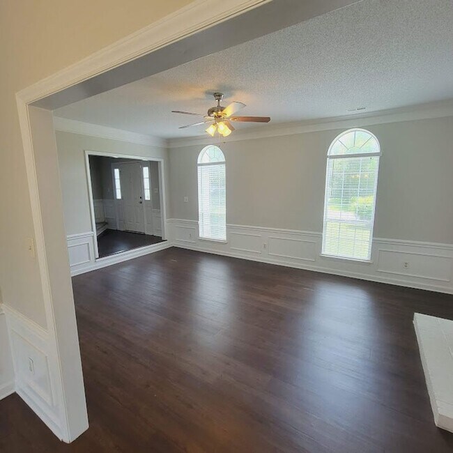 Building Photo - Steel Creek Area! Traditional 4BR/2.5BR Ho...