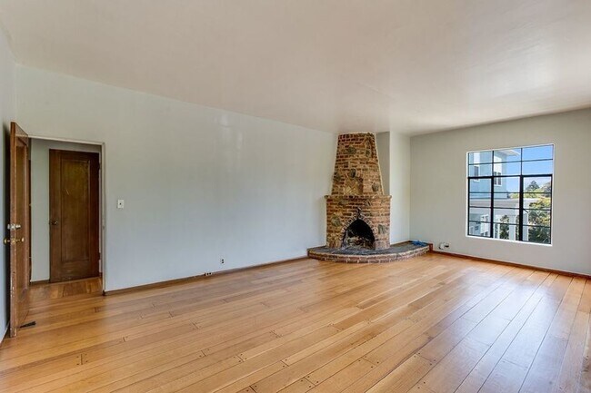 Building Photo - Spacious & Bright  1BD/2BA Berkeley Apartm...