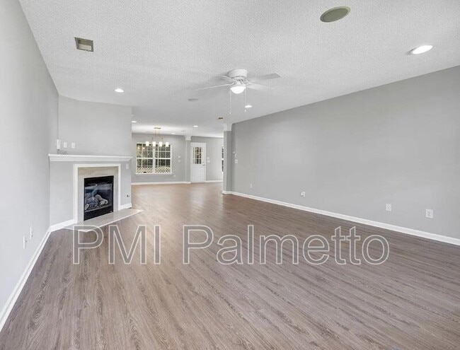 Building Photo - 105 Sandalewood Ln
