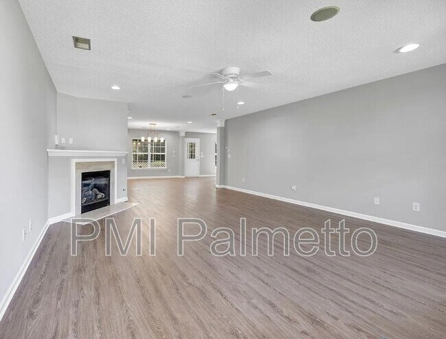 Foto del edificio - 105 Sandalewood Ln