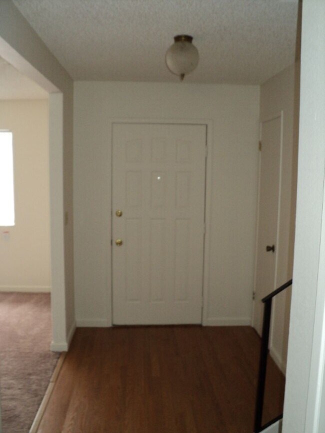 Building Photo - 812 Cackling Dr