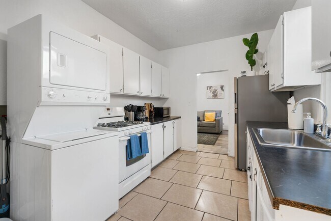 Foto del edificio - Charming 2-Bedroom Duplex Steps from Liber...
