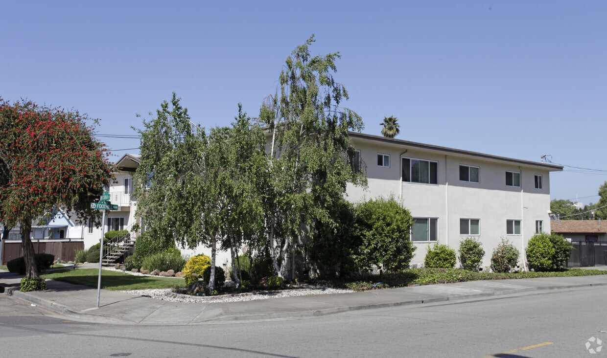 Building Photo - 1196 Victoria Ave