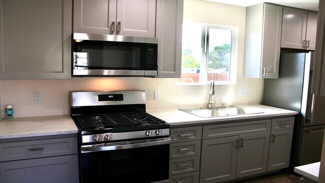 Kitchen - 13500 Osborne St