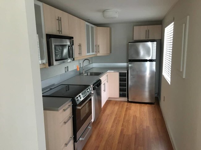 Building Photo - 2637 River Dr
