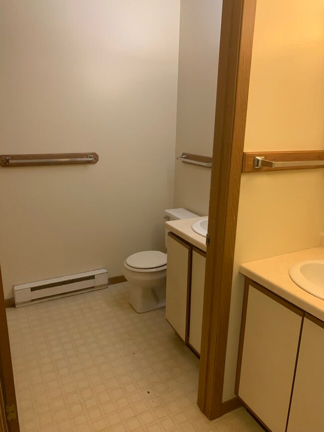 Building Photo - 421 20th Ave W