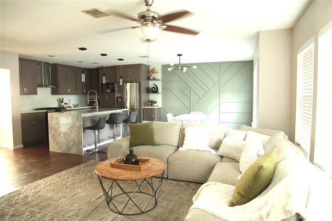 Building Photo - 2707 Woodridge Manor Dr