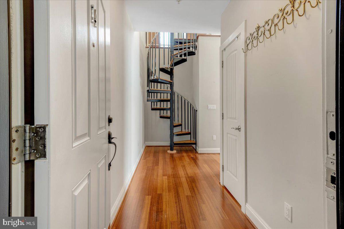 Primary Photo - 1464 Harvard St NW