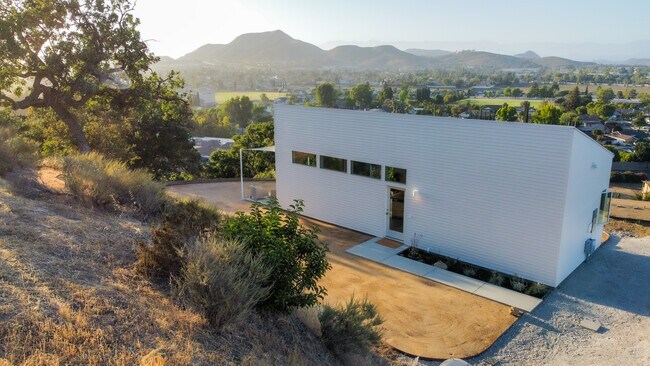 Building Photo - 2670 W Kelly Rd