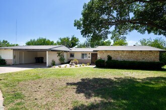 Building Photo - 4 Rockcliff Cir