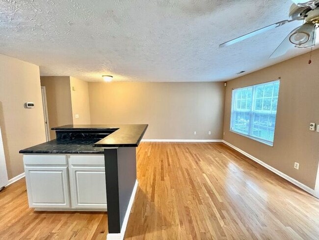 Building Photo - Fantastic Location, No Maintenence Condo