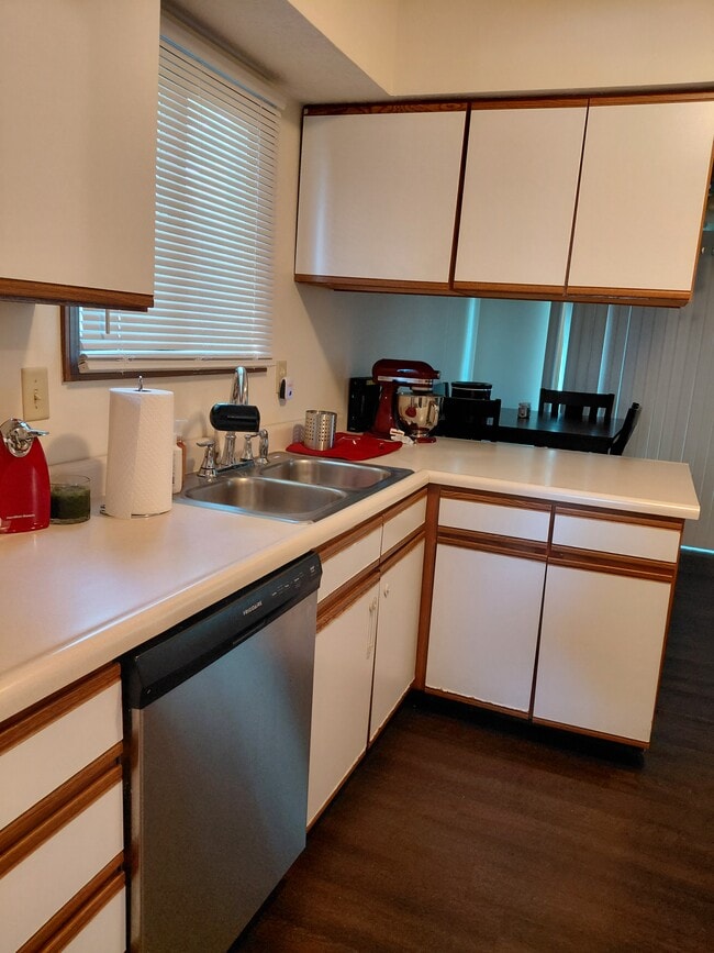 Building Photo - 402 s. Village Ct.