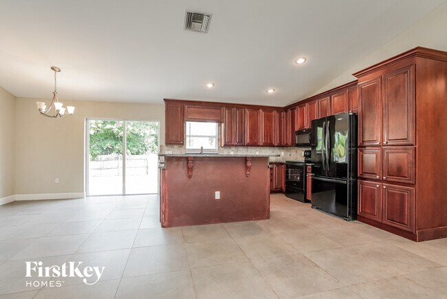 Foto del edificio - 18552 Spruce Dr W