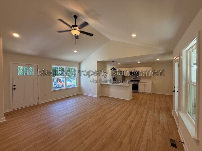 Foto del edificio - 387 Forest Grove Rd