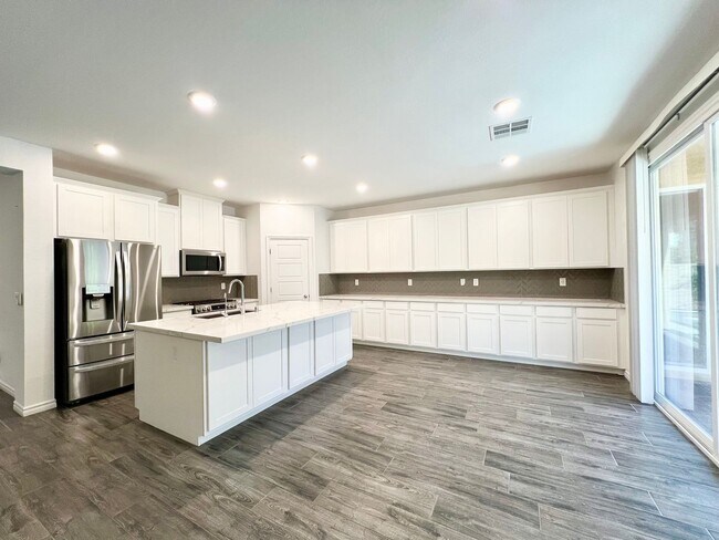 Foto del edificio - NEWER BUILD 4BD/3.5BA HOME W/ NEXT GEN SUI...