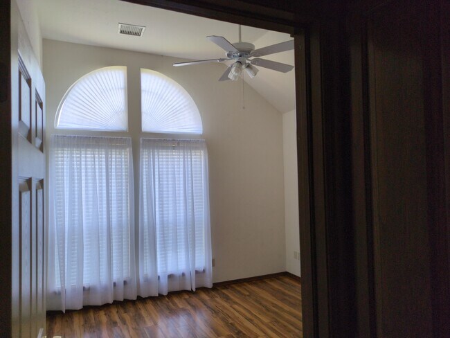 Building Photo - 4812 Montclair Dr