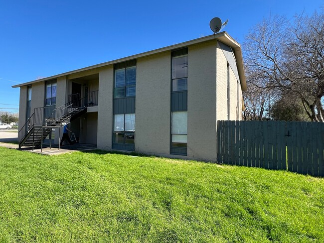 Building Photo - 200 Uhland Rd