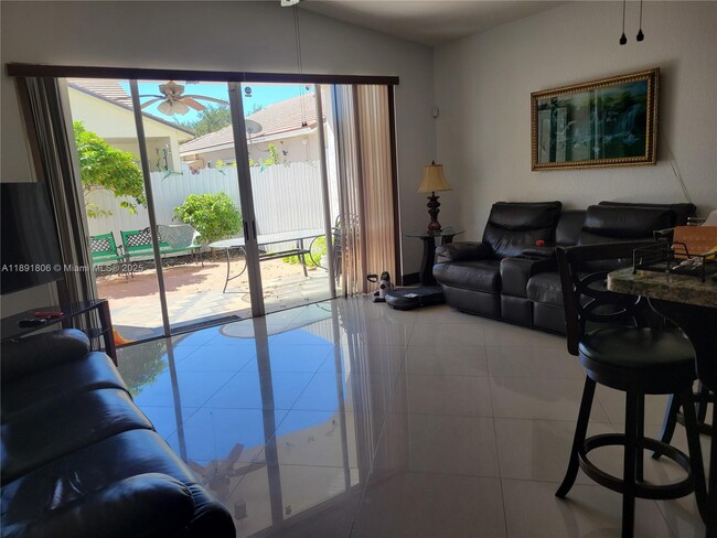 Foto del edificio - 8900 NW 148th Terrace