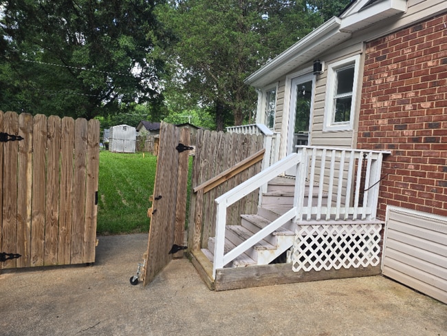 Building Photo - 1226 Roundtree Cir