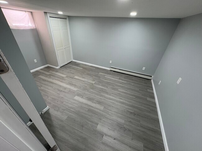 Building Photo - 10 Flowerfield Rd