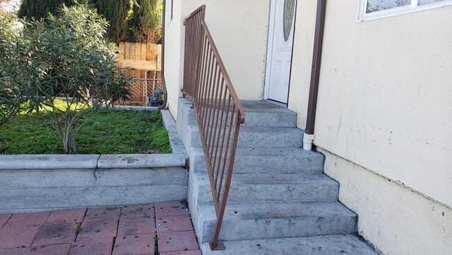 Building Photo - 83(430)