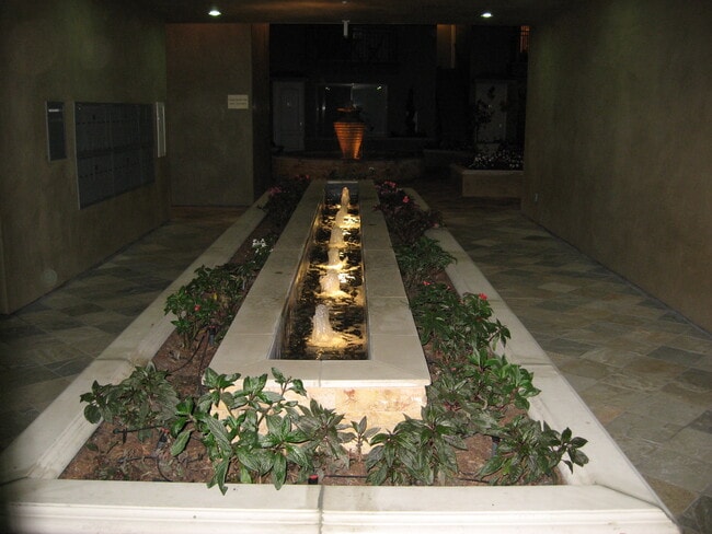 Building Photo - 2030 Dracena Dr