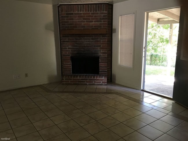 Building Photo - 2 br, 1 bath Duplex - 1208 Holik Dr B