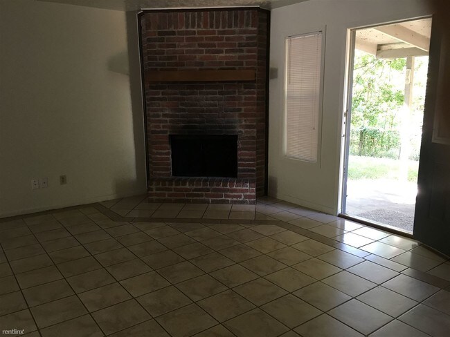 Foto del edificio - 2 br, 1 bath Duplex - 1208 Holik Dr B