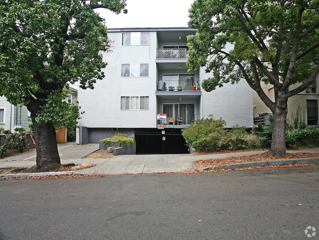 Building Photo - 1831 Delaware St